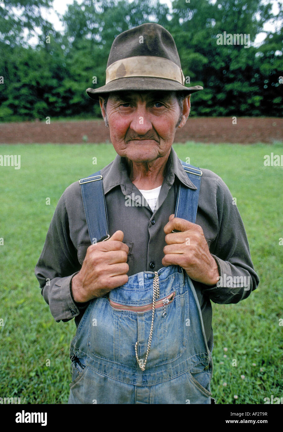 Porträt von Hinterwäldler ein Bauer gekleidet in Overalls in den Blue Ridge Mountains Franklin County Virginia entlang der Blue Ridge Parkway. Stockfoto
