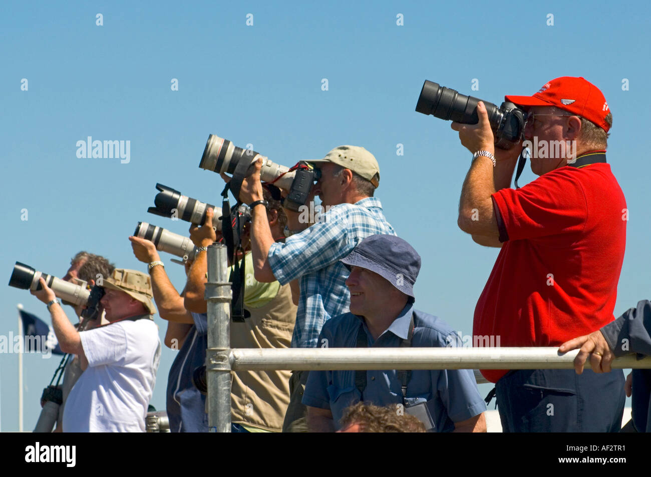 Eine Menge von Presse-Fotografen bei der Royal International Air Tattoo RIAT in Fairford Gloucestershire Juli 2006 Stockfoto