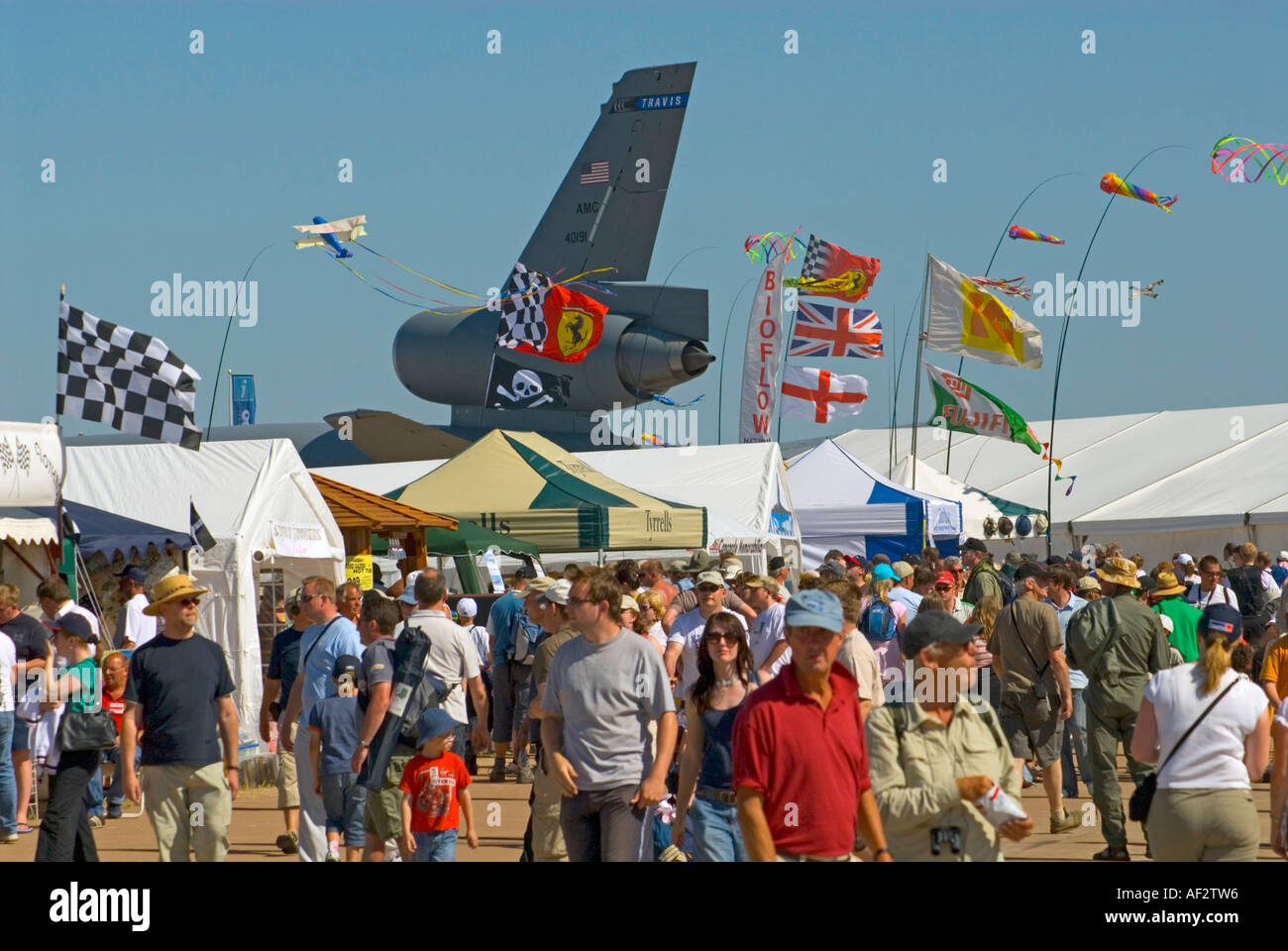 Eine Menge von Zuschauern bei der Royal International Air Tattoo RIAT in Fairford Gloucestershire Juli 2006 Stockfoto