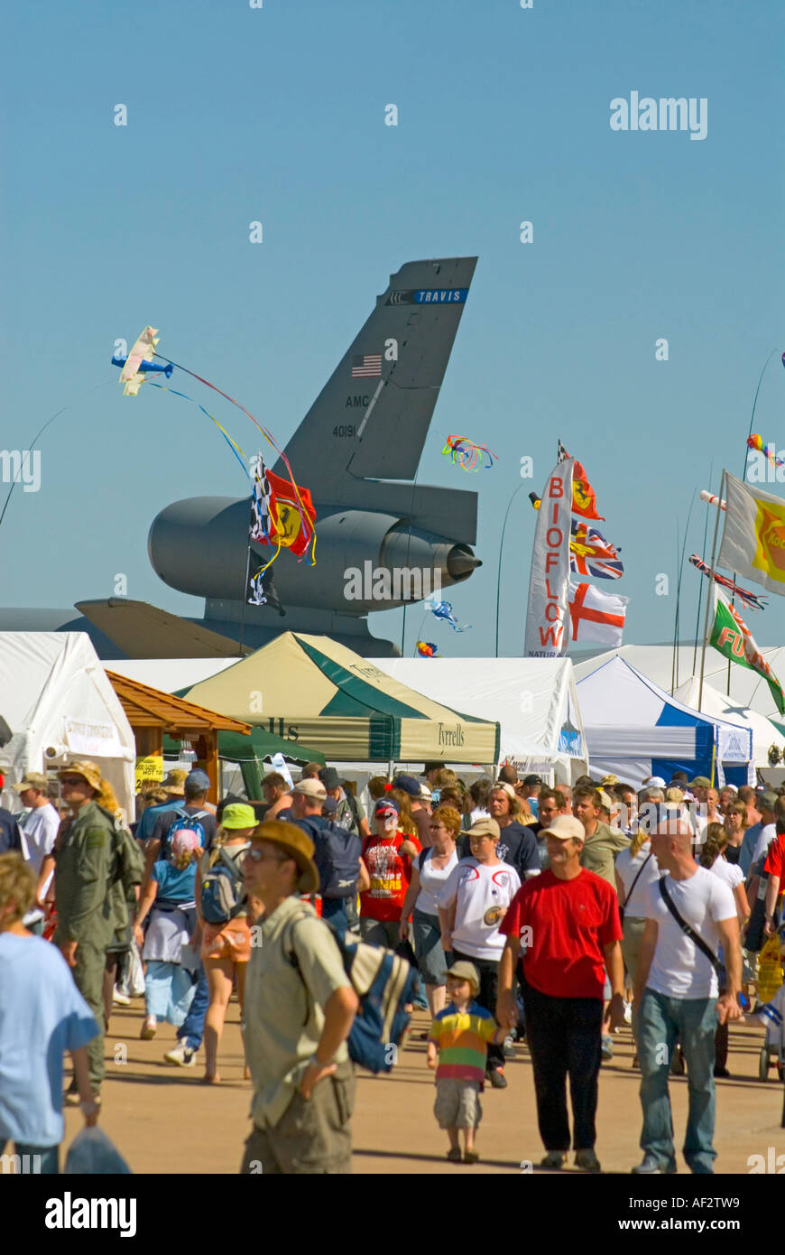 Eine Menge von Zuschauern bei der Royal International Air Tattoo RIAT in Fairford Gloucestershire Juli 2006 Stockfoto