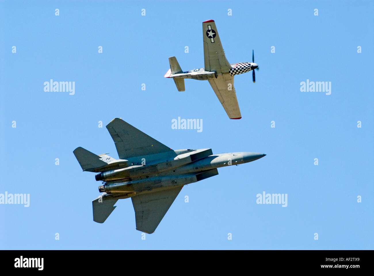 Ein WW2 P51 Mustang fliegen in Formation mit einer F15 Eagle an der Royal International Air Tattoo 2006 in Fairford Gloucestershire Stockfoto