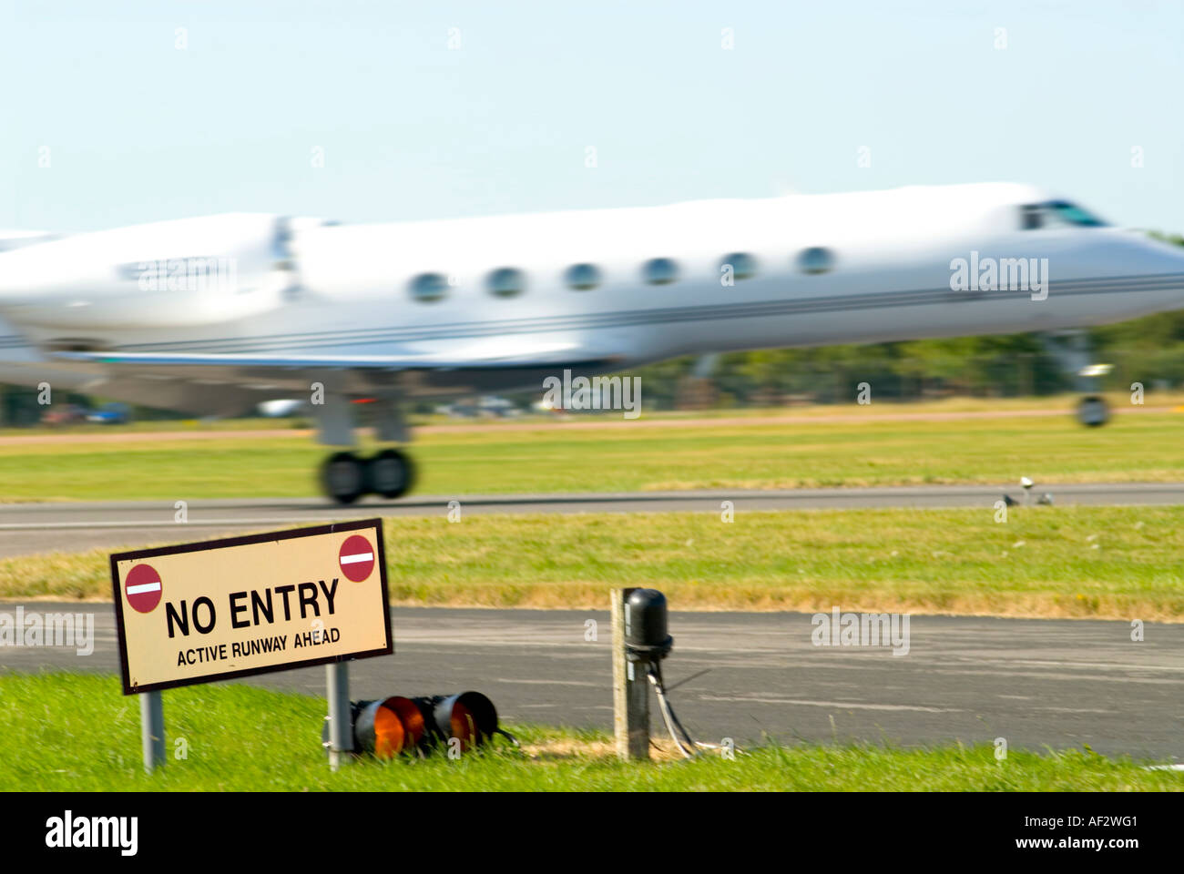 NO ENTRY Zeichen und blinkende Warnleuchten auf ein Taxyway schützt die Hauptbahn an RAF Fairford Stockfoto