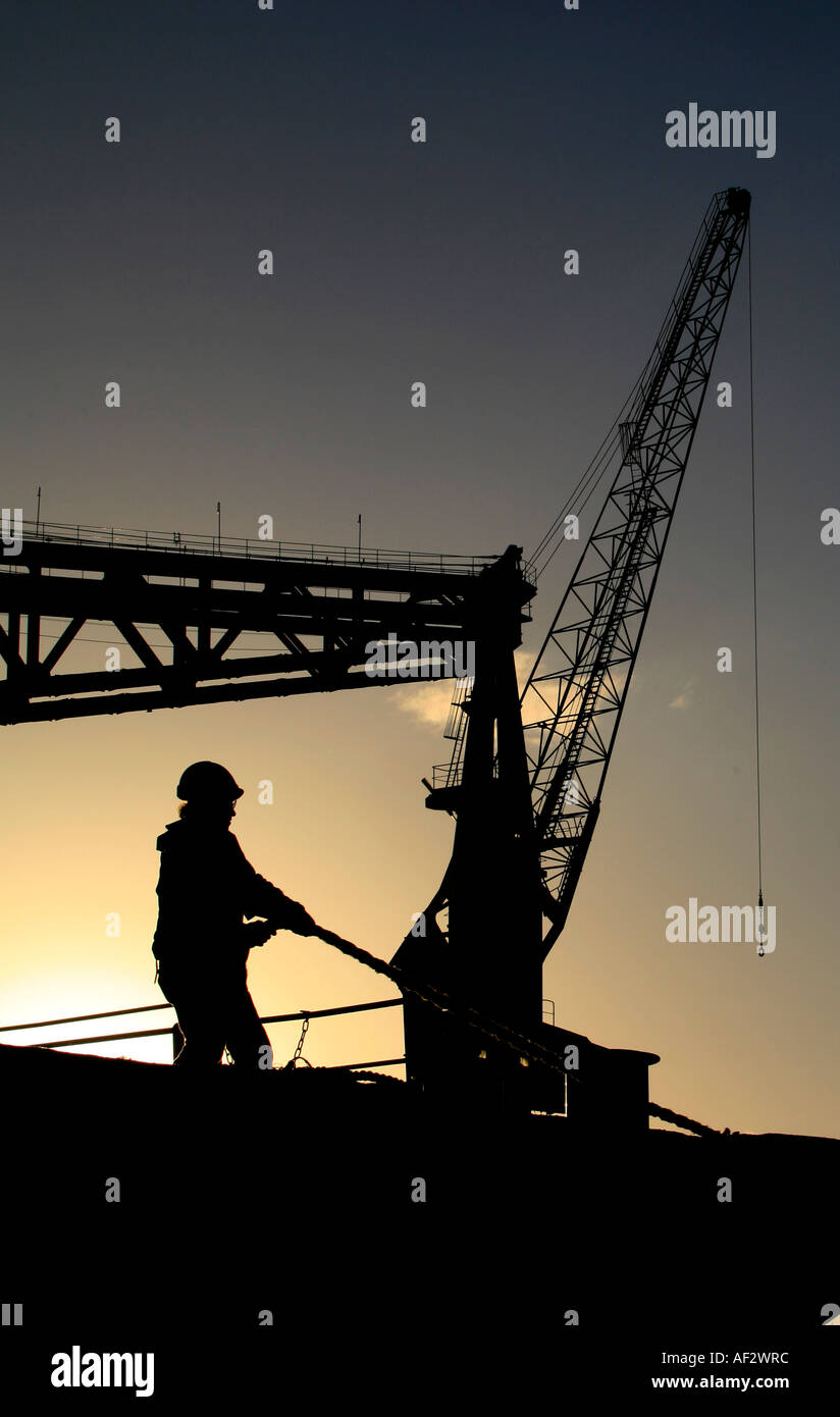 Ein Arbeiter in der Silhouette in Industrielandschaft Stockfoto