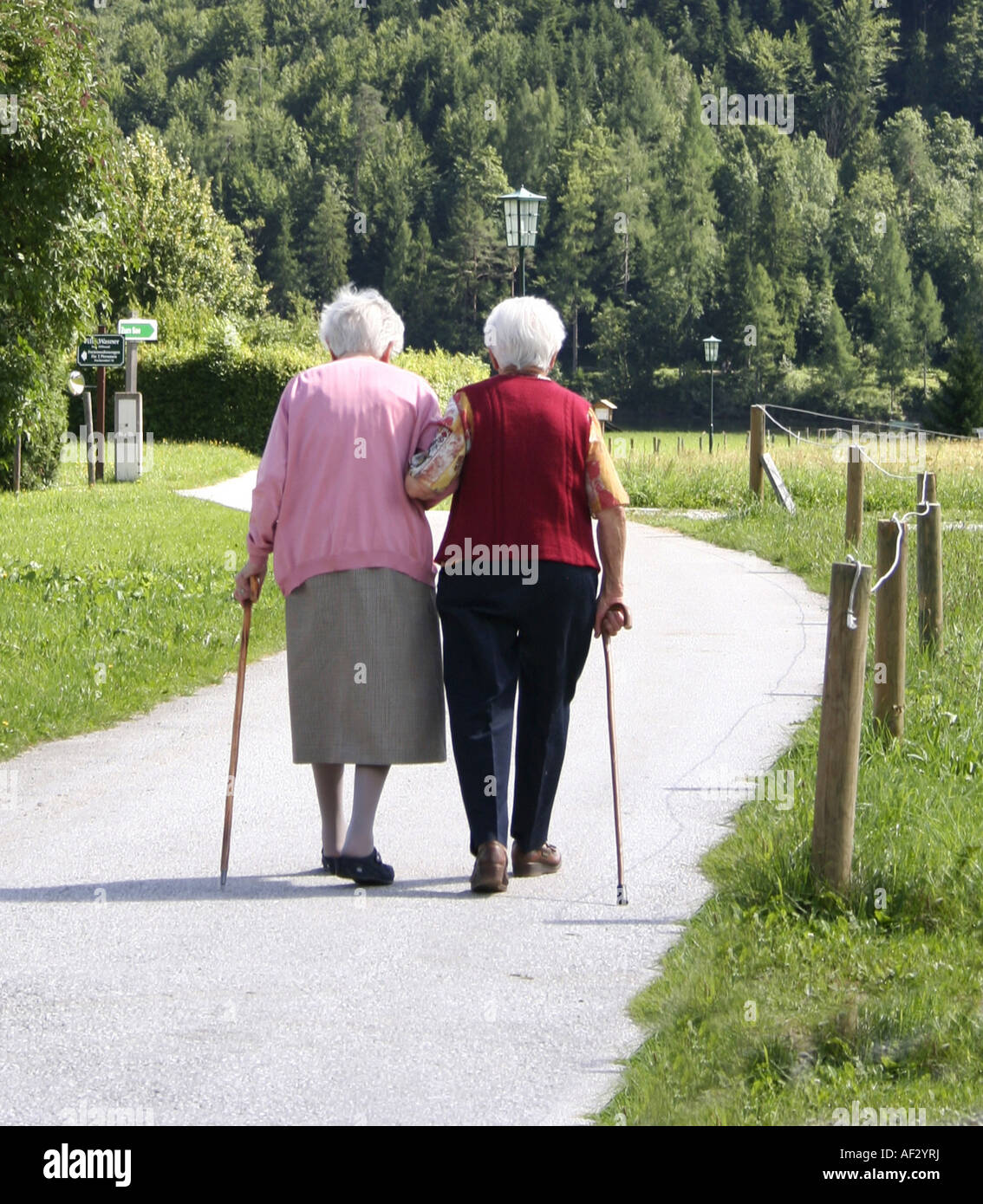 zwei alte Damen sind Fuß Stockfoto