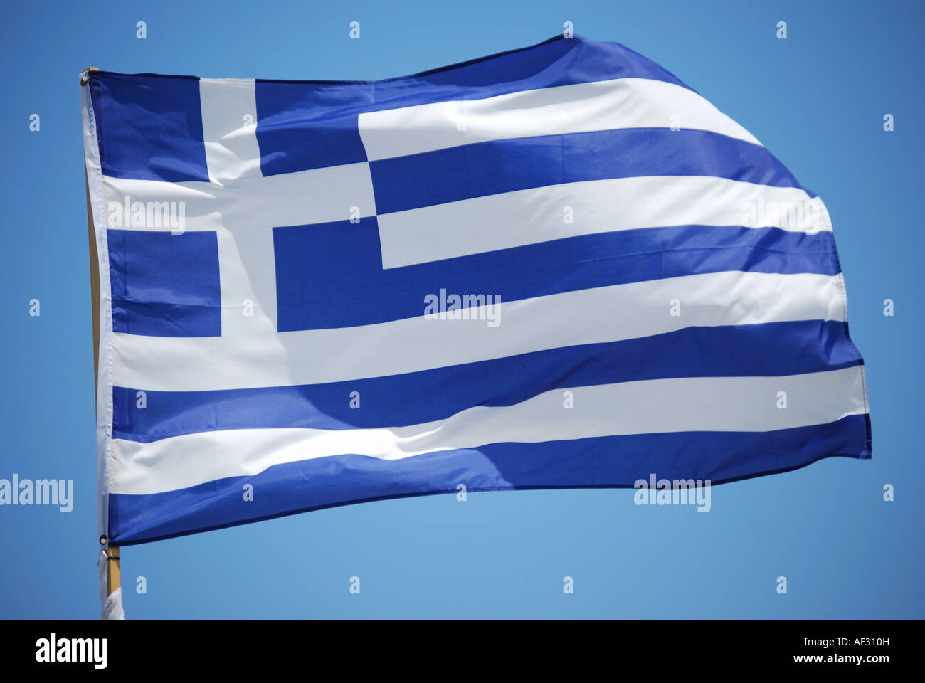 Griechische Flagge gegen blauen Himmel, Korfu, Ionische Inseln, Griechenland Stockfoto