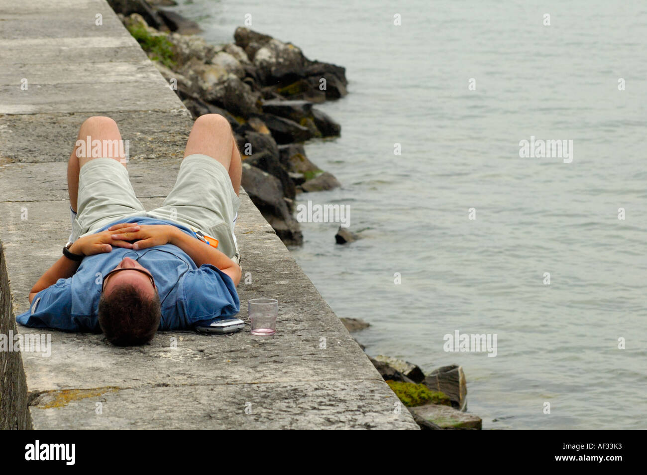 Entspannen am See. Horizontal (Querformat) Orientierung. Stockfoto