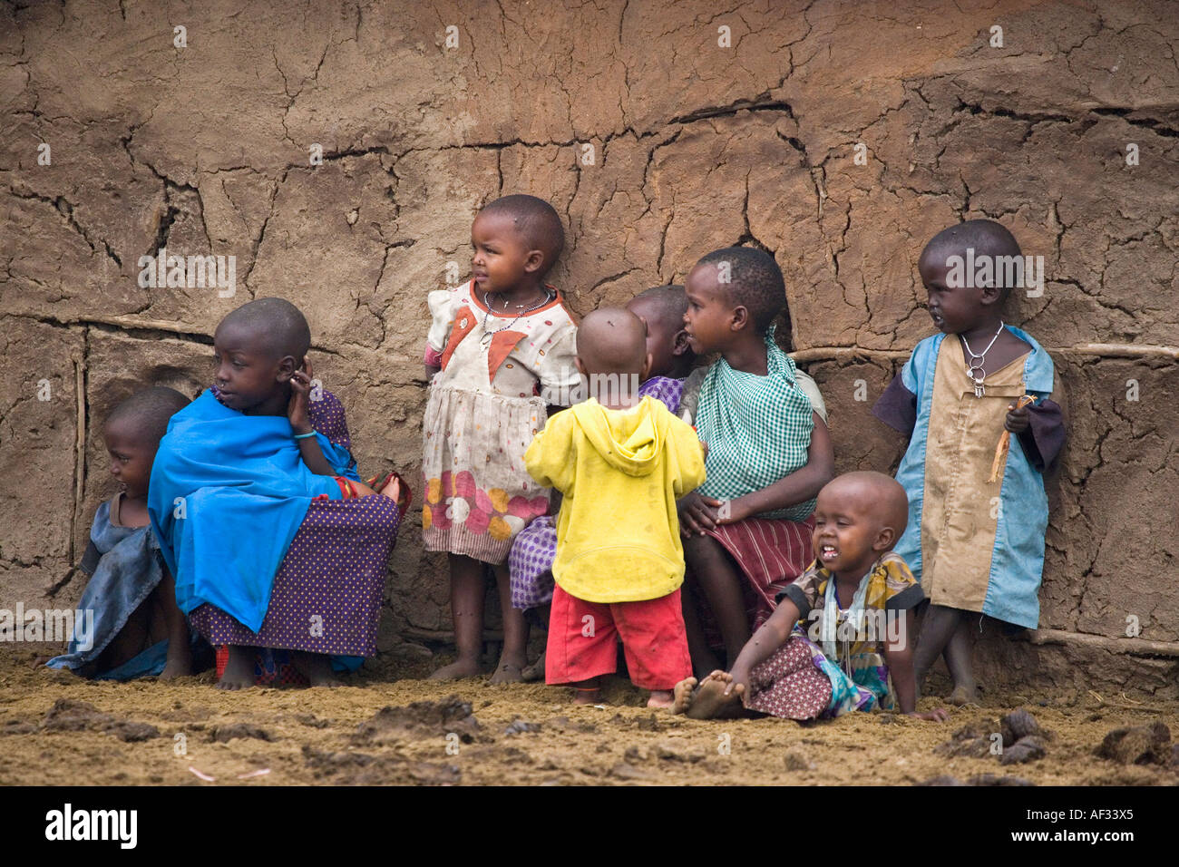 Gruppe von Kindern aus dem Stamm der Massai in Kenia Stockfoto