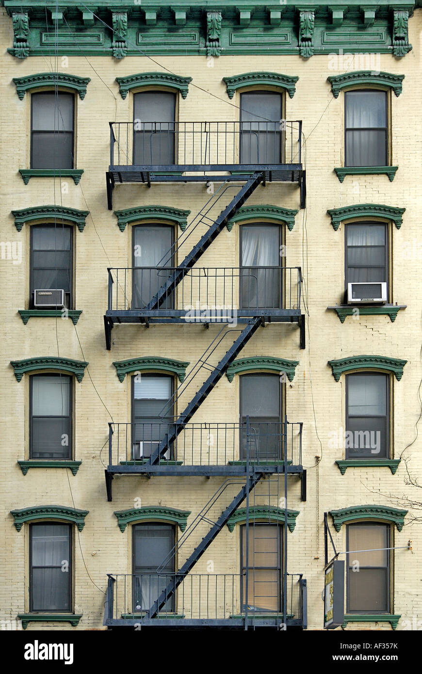 Details eines alten Gebäudes auf 2nd Avenue, New York. Stockfoto