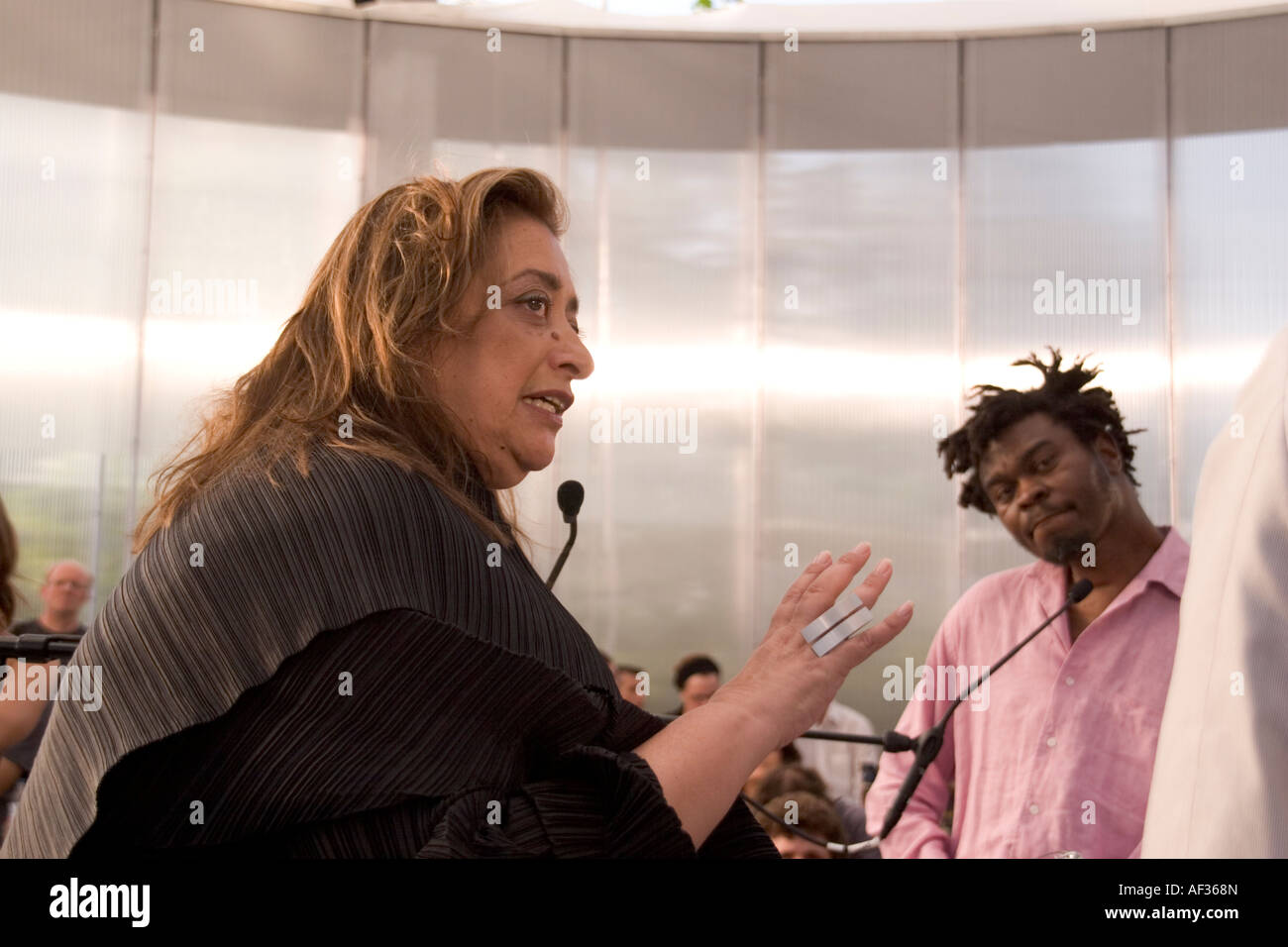 Die Architektin Zaha Hadid interviewt in der Serpentine Gallery 24
