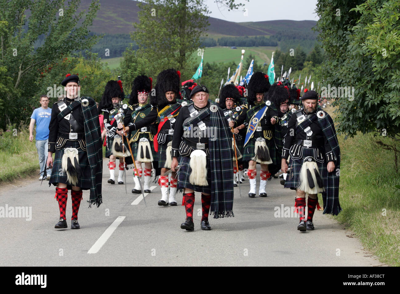 Männer die Lonach Highlanders marschieren in Richtung die Lonach Versammlung an Strathdon, Aberdeenshire, Schottland, Vereinigtes Königreich Stockfoto