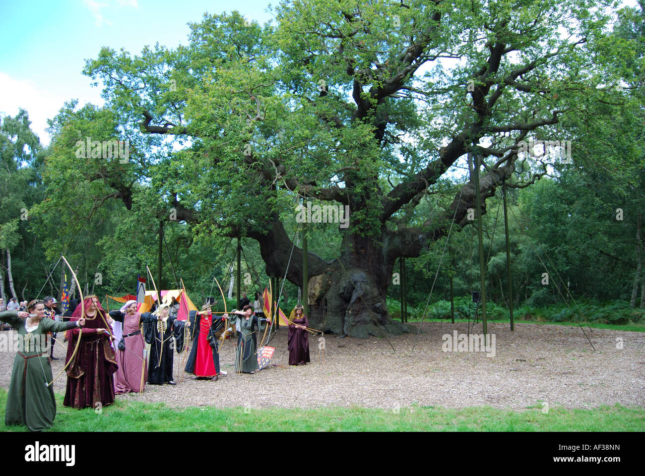 Bogenschützinnen in historischen Kostümen und die Major Oak, Robin Hood Festival, Sherwood Forest, Nottinghamshire, England, Großbritannien Stockfoto