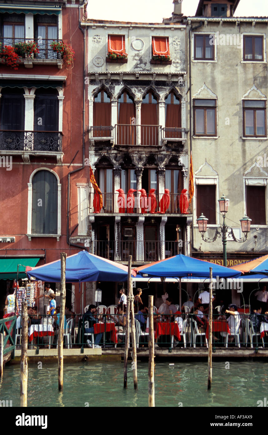 Restaurant und Appartementblock mit Skulpturen von Cracking Art, Biennale Venedig, Italien Stockfoto