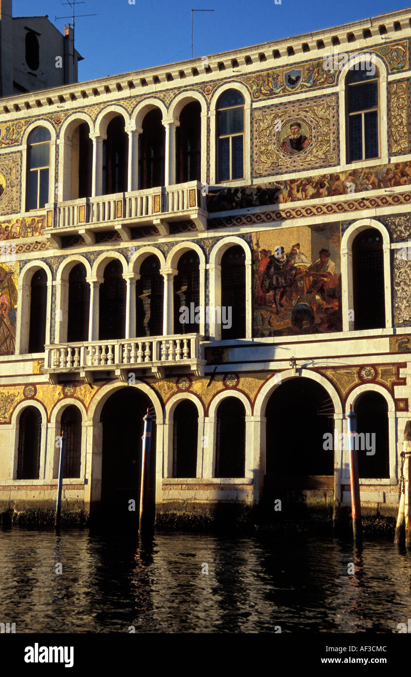 Kunstvolle Fresken auf den Aufbau der Fassade am Canal Grande, Venedig, Italien Stockfoto