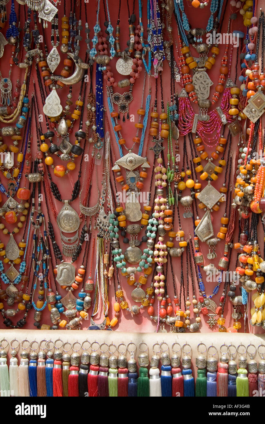 Marrakesch, Marokko. Marokkanische Kosmetik Schmuck auf dem Display in  Souvenirläden im Souk, Marktplatz Stockfotografie - Alamy