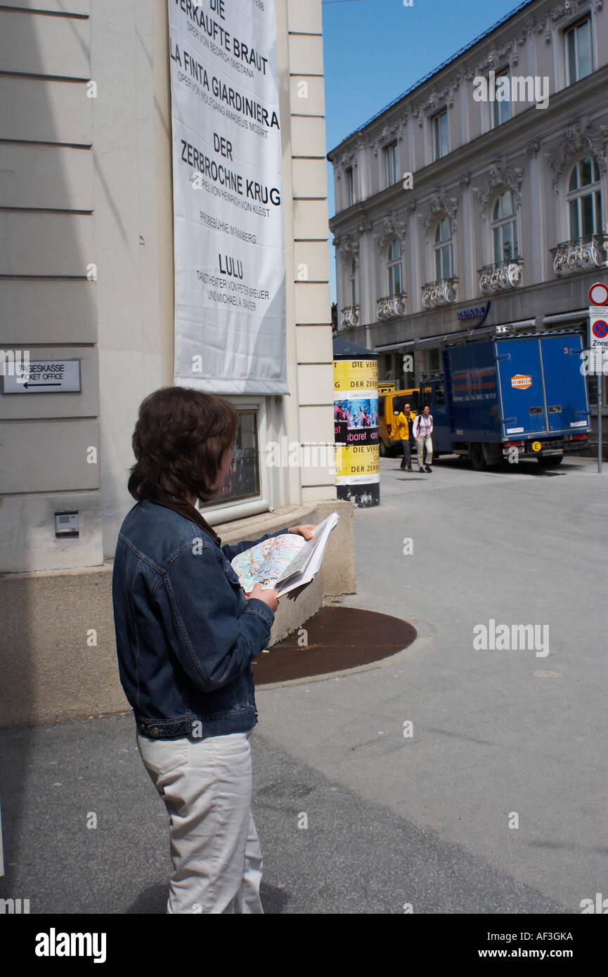 Tourist mit einer Karte auf dem Makartplatz Salzburg Ausrtia Stockfoto