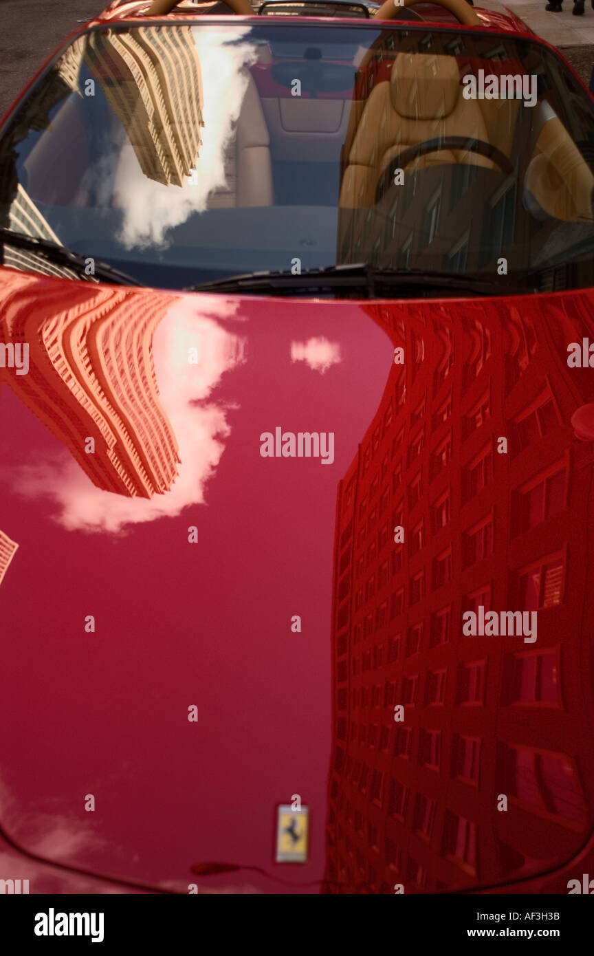 Ein FERRARI 360 Modena spiegelt in der Innenstadt von Chicago Wolkenkratzer und Wolken auf eine Feder am Nachmittag. © Craig M. Eisenberg Stockfoto