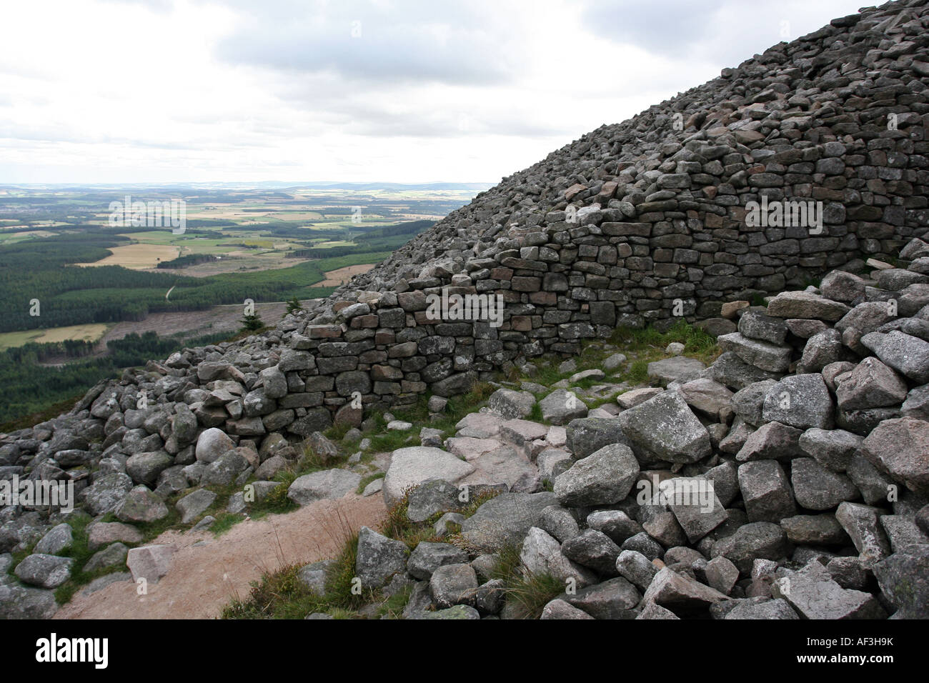 Blick vom Gipfel der Berg Bennachie in der Nähe von Inverurie, Aberdeenshire, Schottland, UK, zeigt der Eisenzeit Wallburg Stockfoto