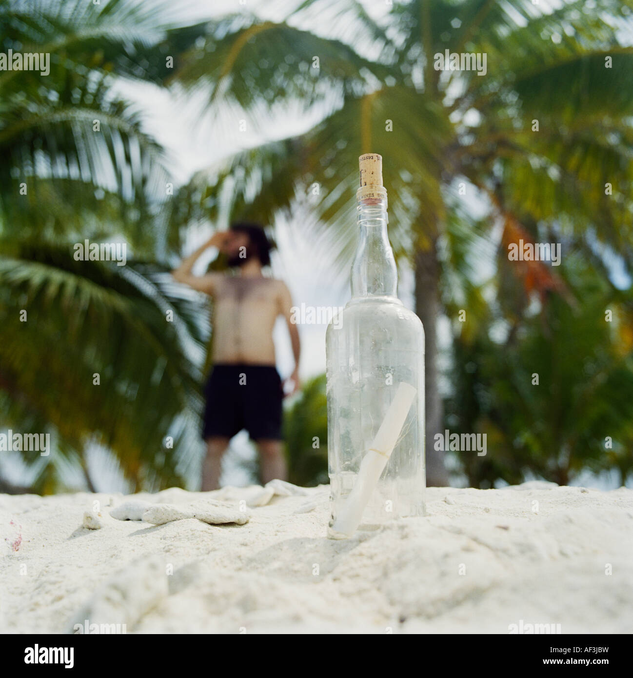 "Cast Away" auf einer Insel. eine Flaschenpost. Stockfoto