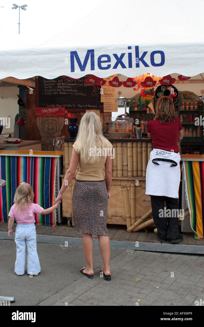 FIFA 2006 Hamburg, Deutschland. Fanmeile.  Frau mit einem Kind von Mexiko Zelt Stockfoto