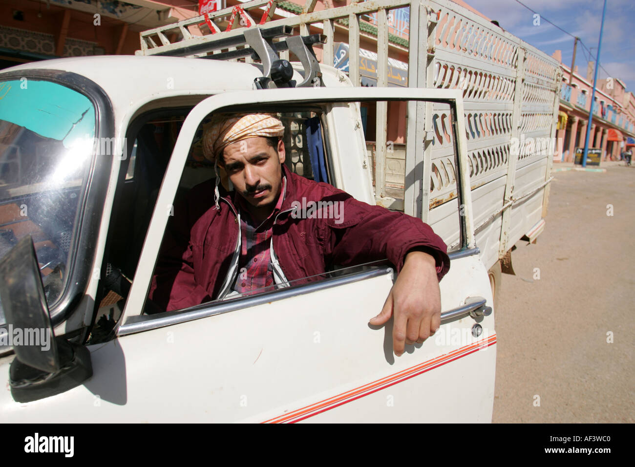ein LKW-Fahrer in marokkanischen besetzten Westsahara posieren für ein Foto Stockfoto