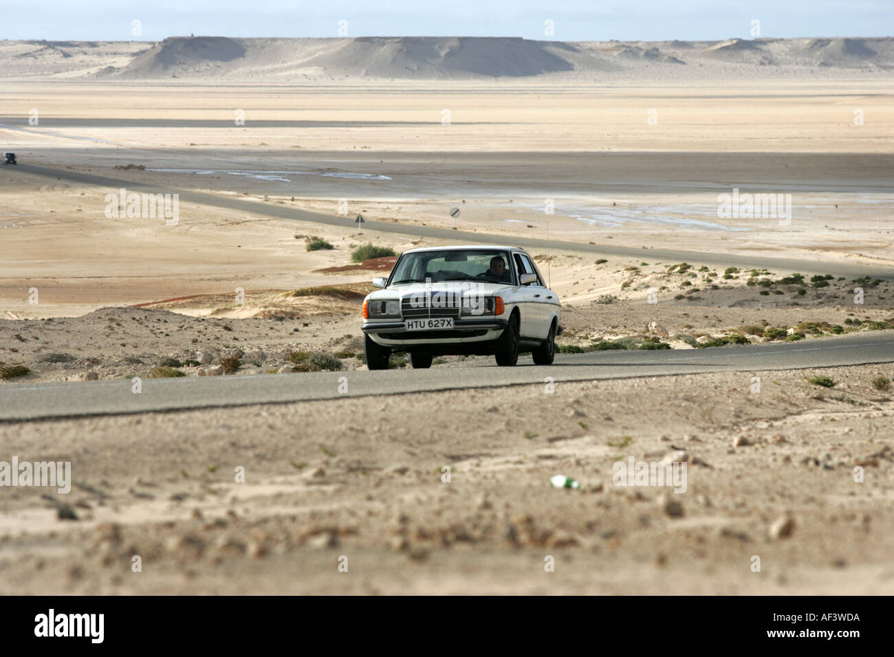 Einen alten Mercedes 230e Durchquerung der Sahara Wüste in Marokko, Mauretanien und senegal Stockfoto