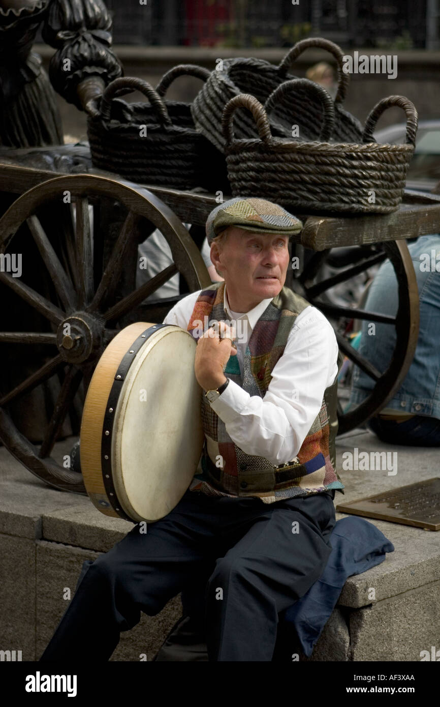 Straßenmusiker spielen die traditionellen irischen Bodhran-instrument  Stockfotografie - Alamy