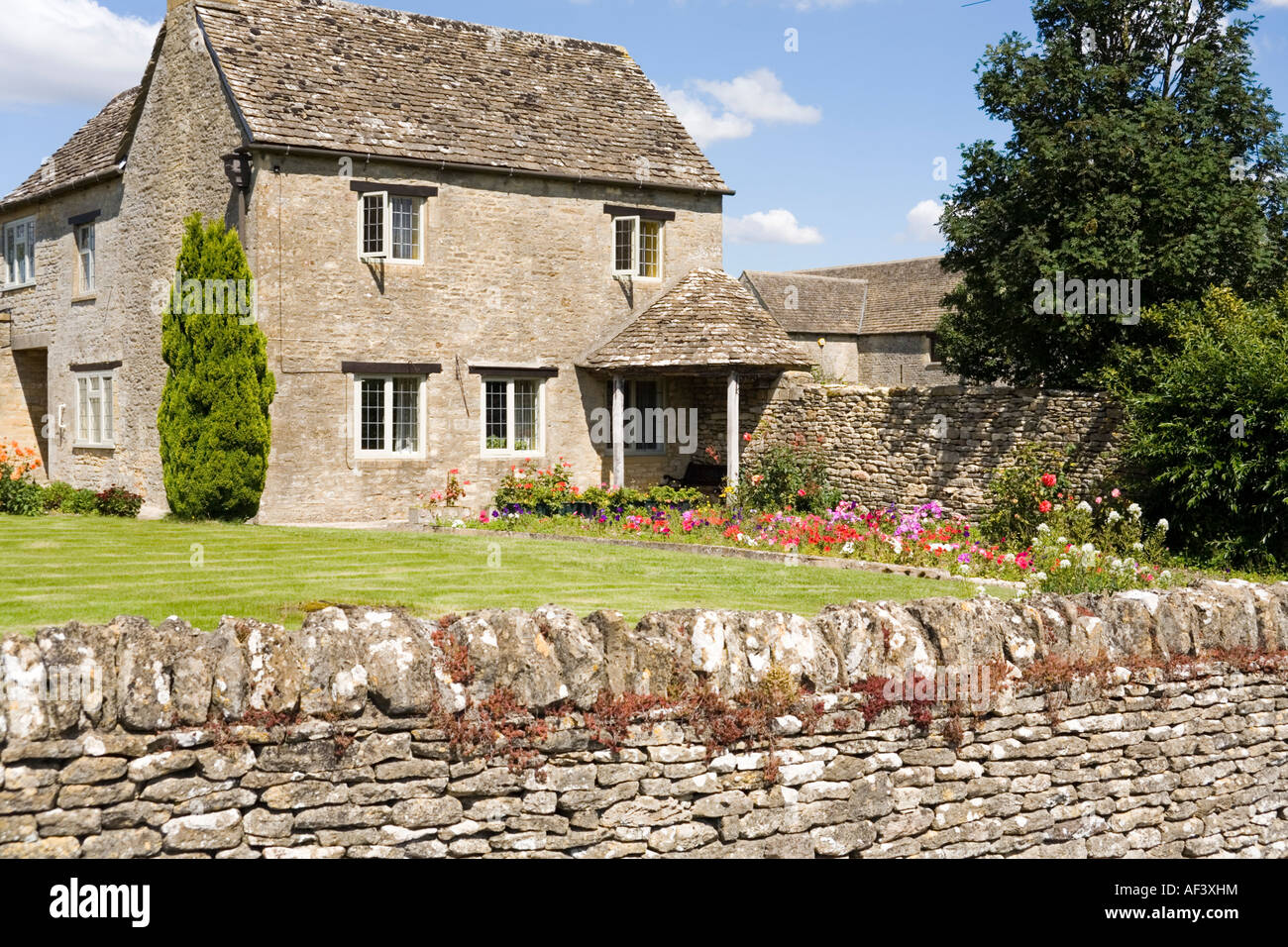 Eine Steinhütte in Cotswold Dorf von Great Barrington, Gloucestershire Stockfoto