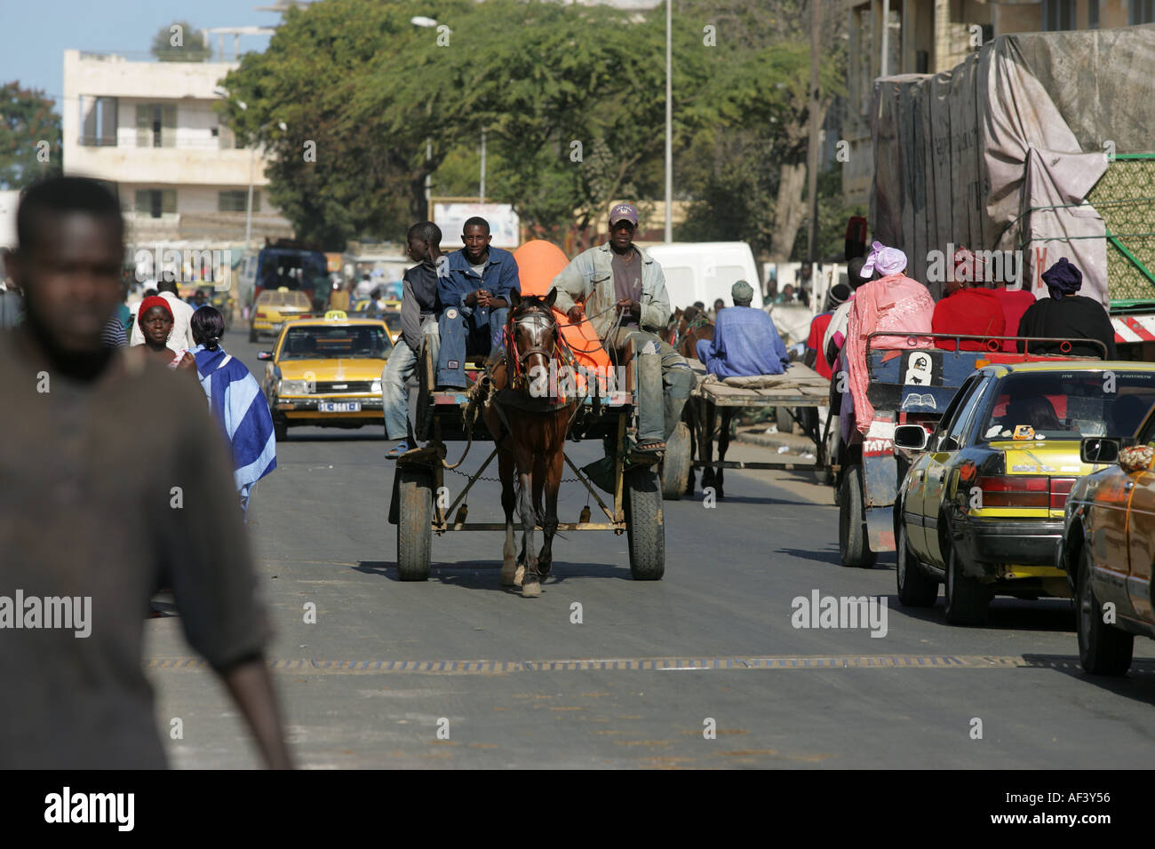 Straßen von St. Louis, Senegal mit Straßenhändler verkaufen Obst und anderen Gütern. Stockfoto