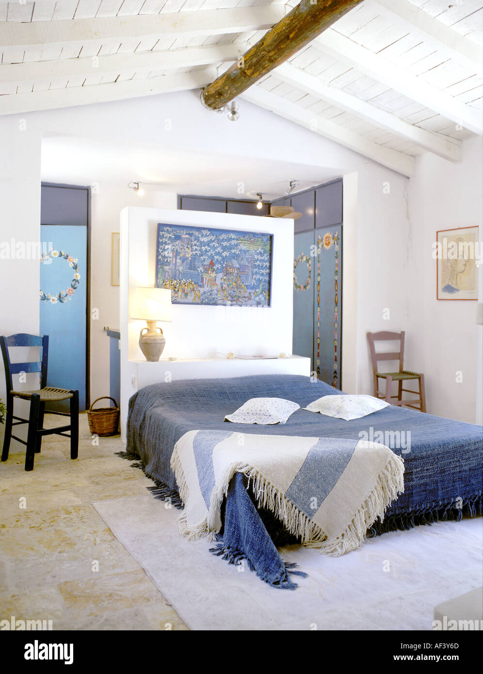 Innere des Luxus-Villa auf der Insel Paxos Griechenland mit Doppelbett Stockfoto