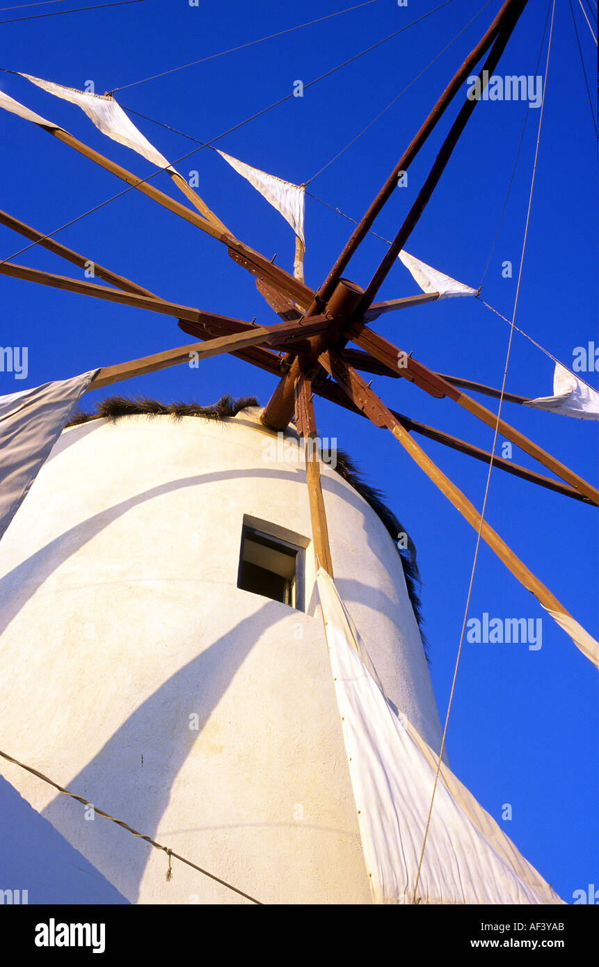 Die Windmühle befindet sich in Oia zum nördlichsten Punkt von Santorin mit einem atemberaubenden blauen Himmel Stockfoto
