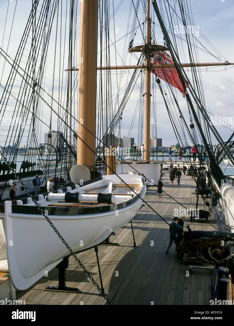 HMS Warrior Iron Clad Kriegsschiff 1860 mit rigging-Flagge und traditionellen Rettungsboot Stockfoto