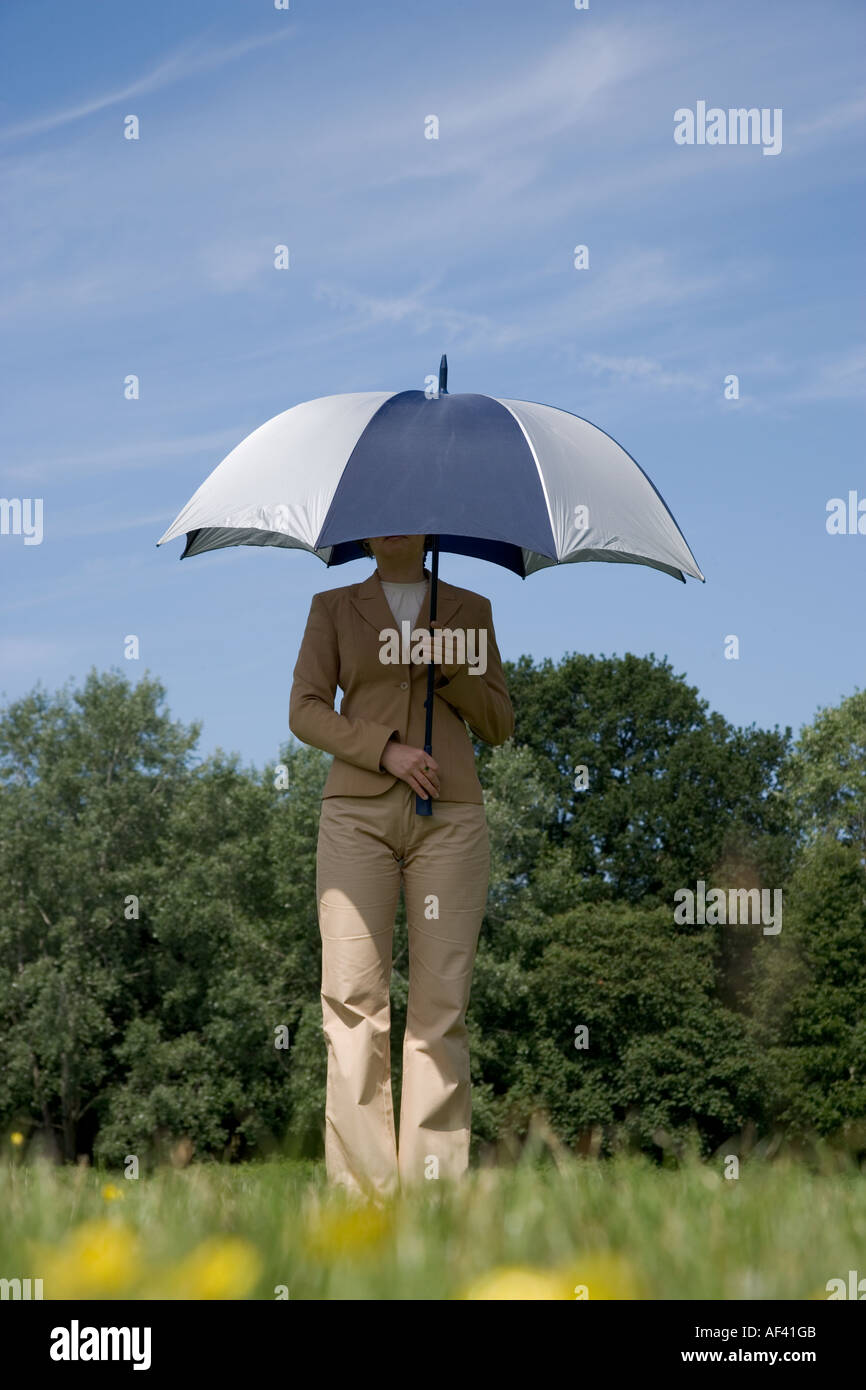 Business Woman Holding Regenschirm Stockfoto