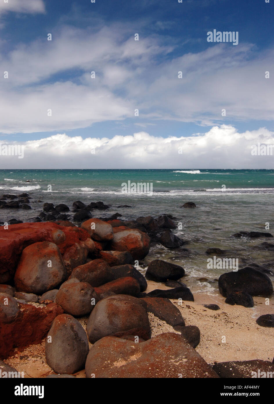 Rote Lava Felsen entlang Spreckelsville Beach, Maui, Hawaii. Stockfoto