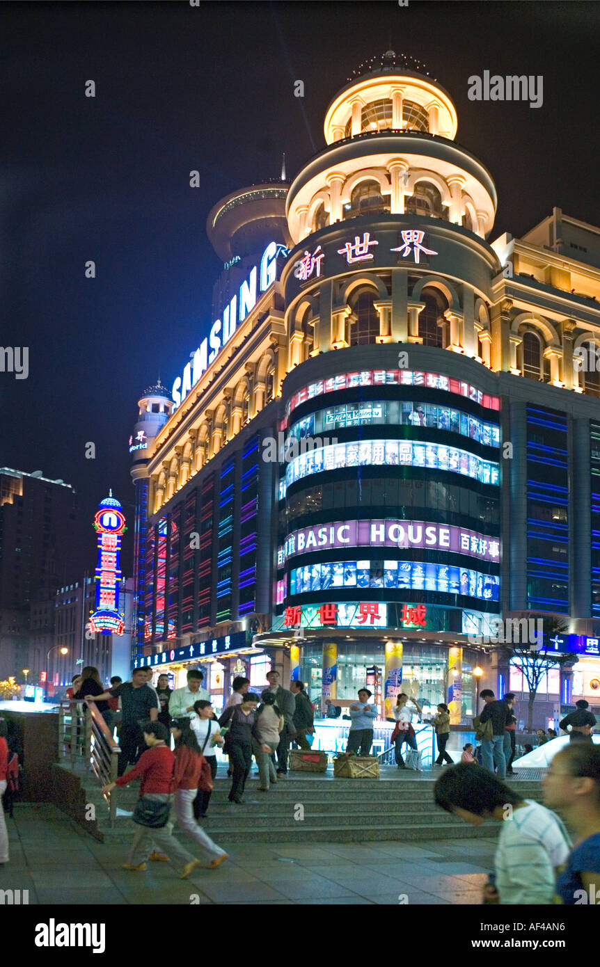 CHINA SHANGHAI Late Night Shopper Engstand Nanjing Road Stockfoto