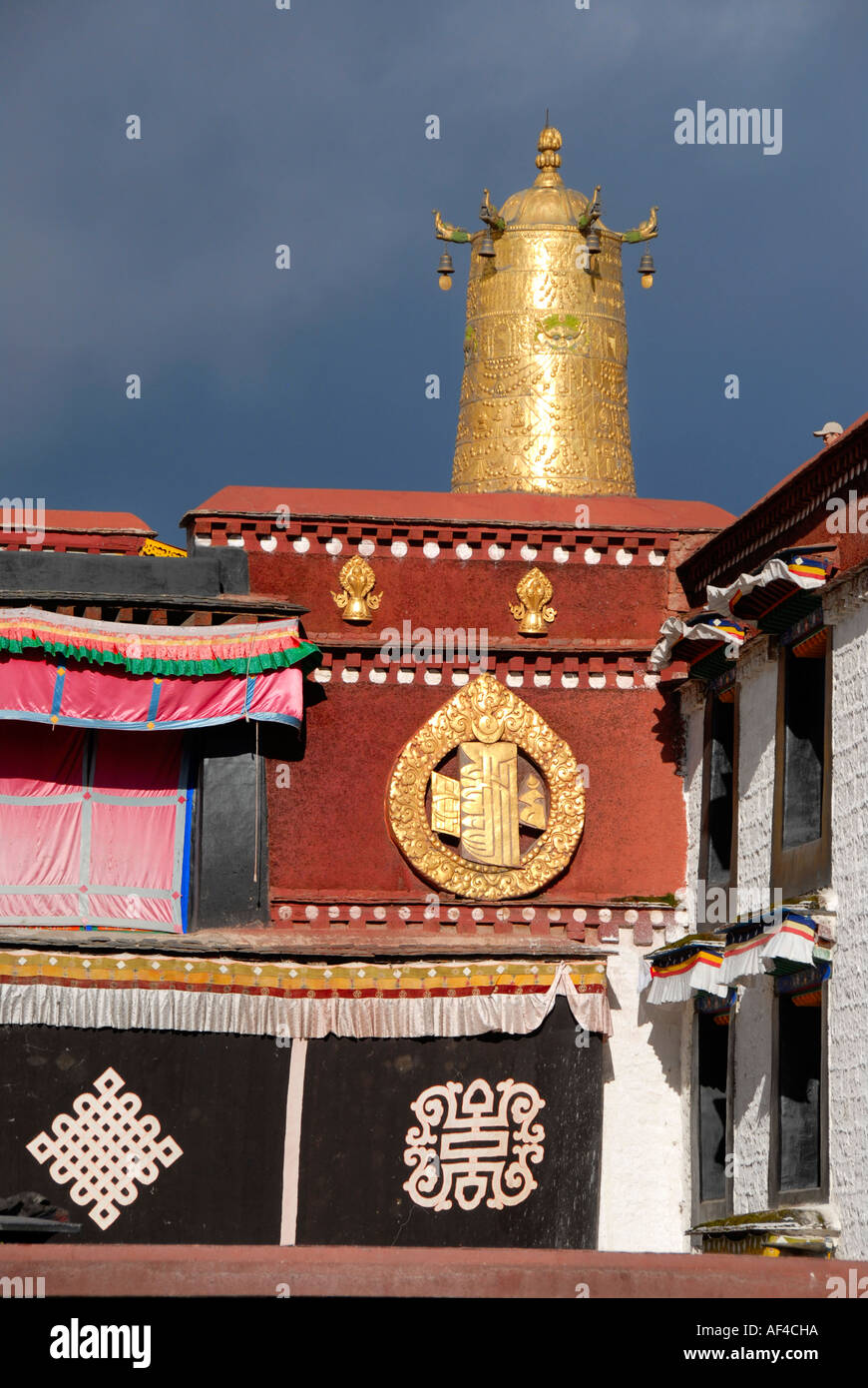 Tibetische Symbole endloser Knoten und Türmchen in Gold über dem Haupteingang des Jokhang Tempel Lhasa Tibet China Stockfoto