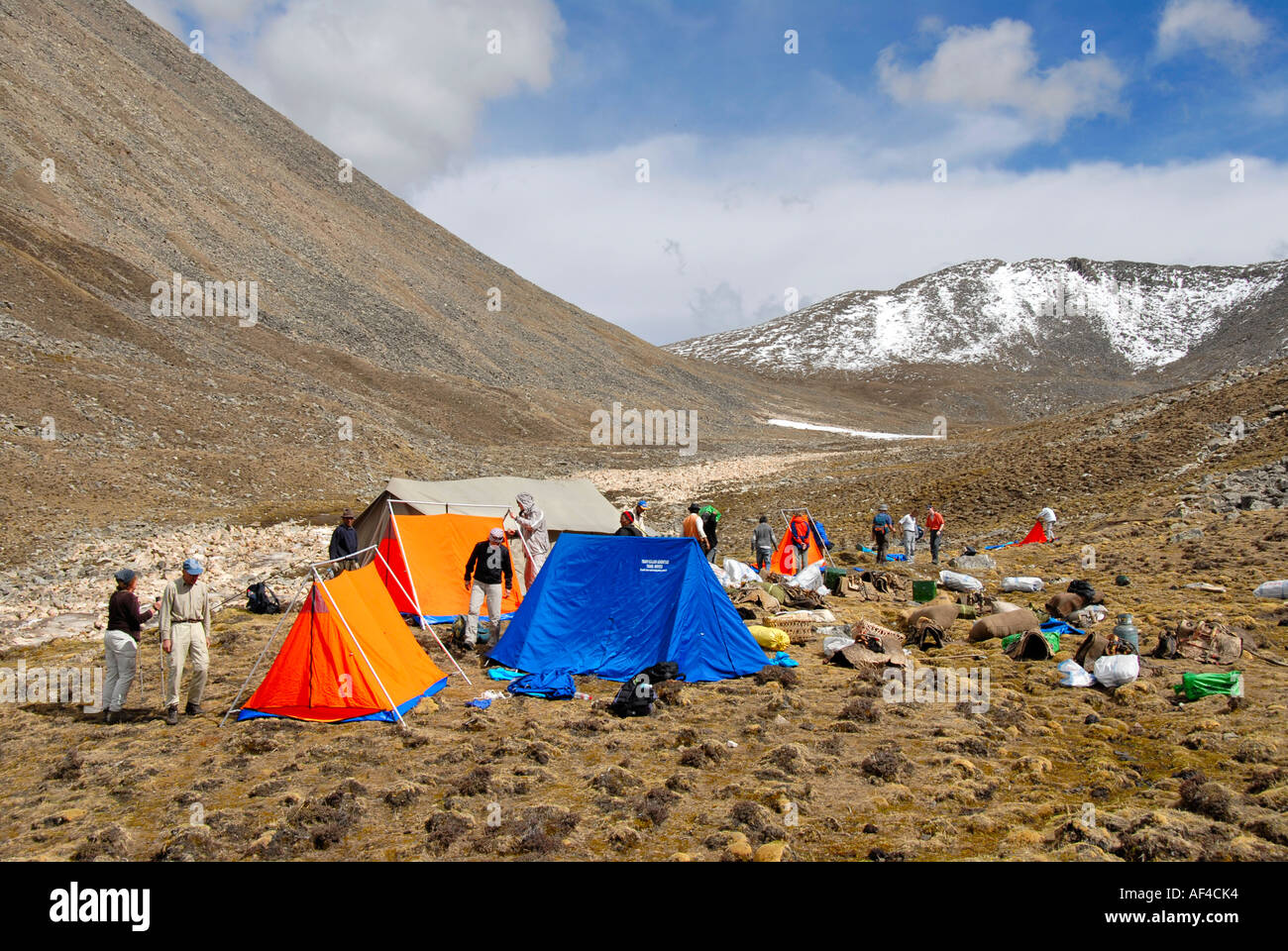 Herr Wandergruppe setzt Zeltcamp unter Shug La Pass Tibet China Stockfoto