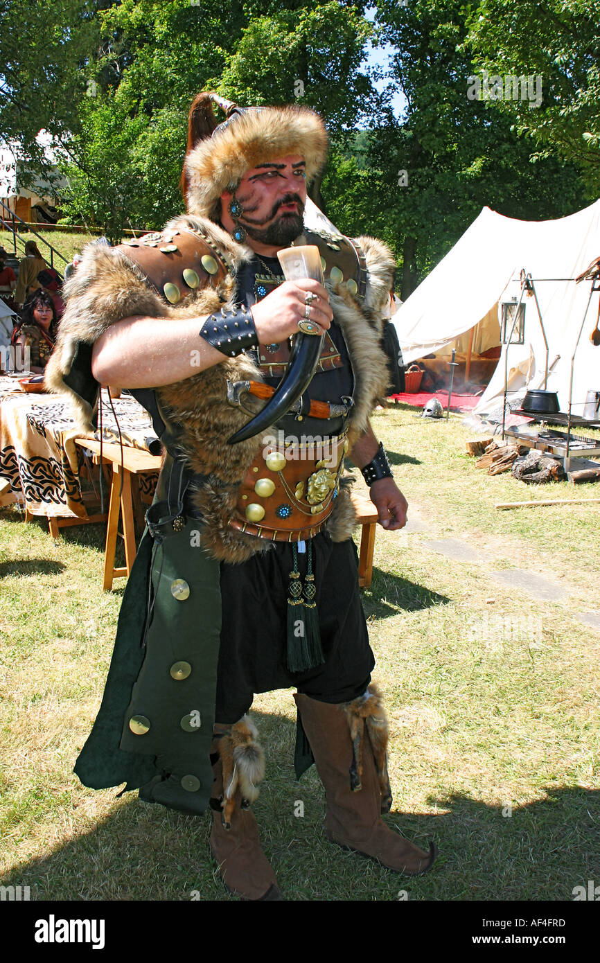 Sehr starker Mann im historischen Kostüm eines Kriegers Hun mit  trinken-Horn-Foto von einem Mittelalter-Markt Stockfotografie - Alamy