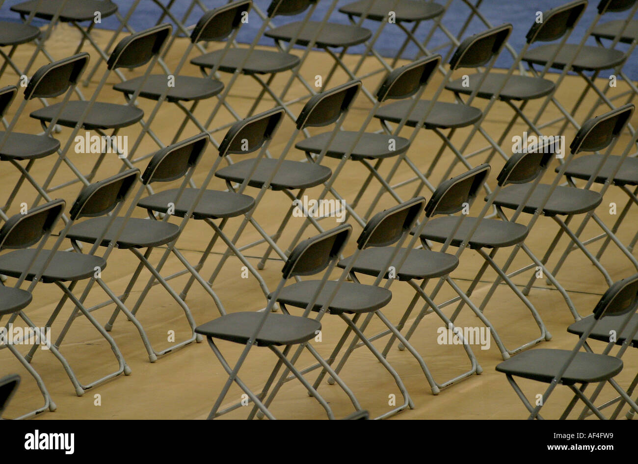 Horizontale Sitzgelegenheit in einem großen auditorium Stockfoto