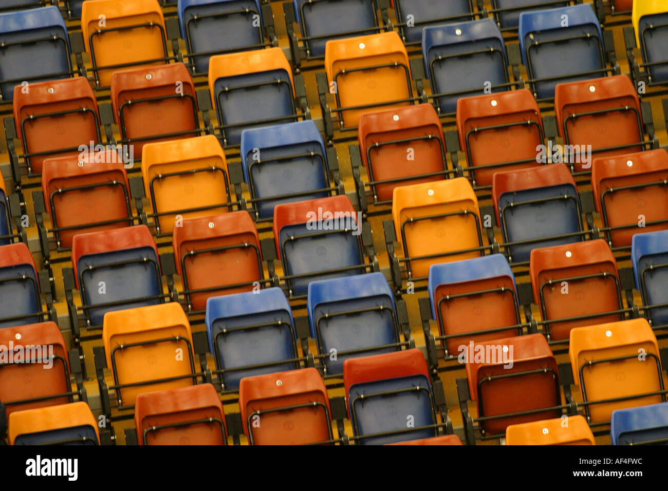 Horizontale Sitzgelegenheit in einem großen auditorium Stockfoto