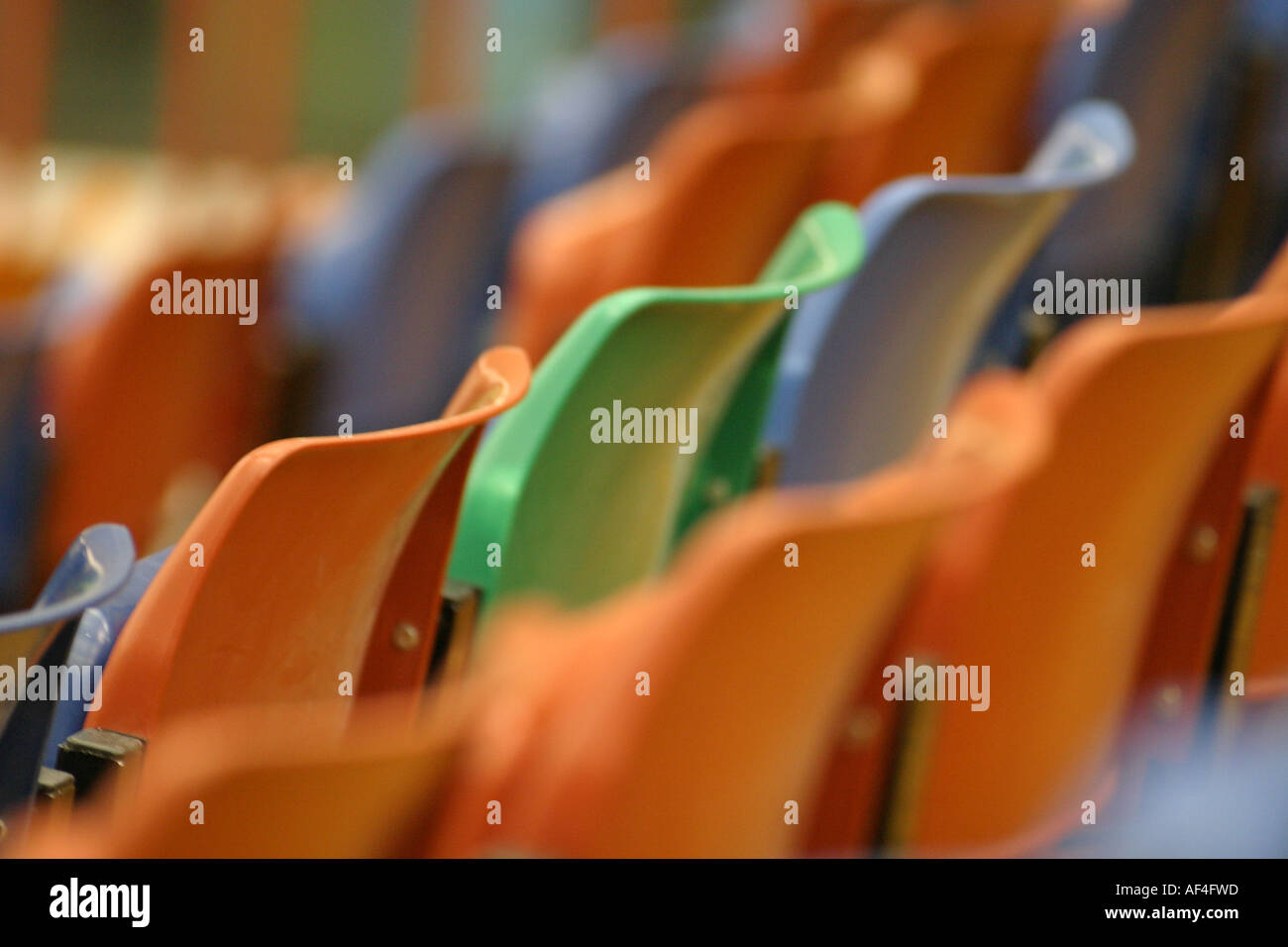 Horizontale Sitzgelegenheit in einem großen auditorium Stockfoto
