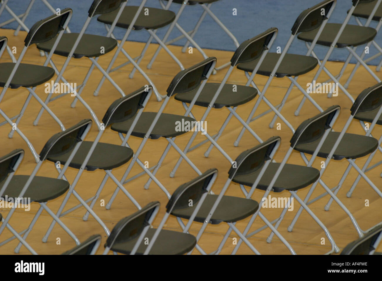 Horizontale Sitzgelegenheit in einem großen auditorium Stockfoto