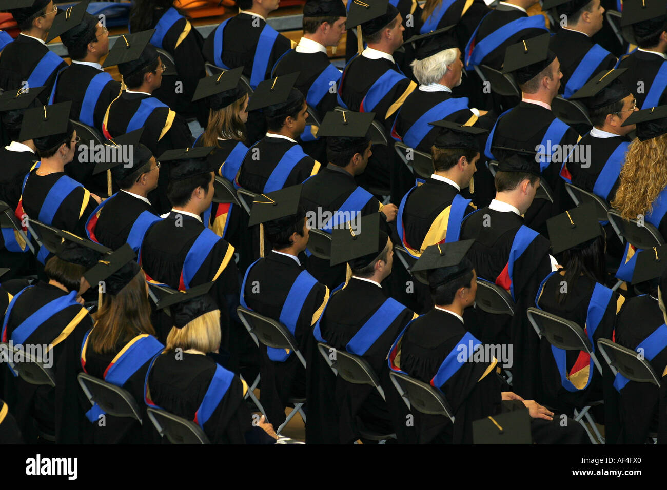 Horizontale Sitzgelegenheit in einem großen auditorium Stockfoto