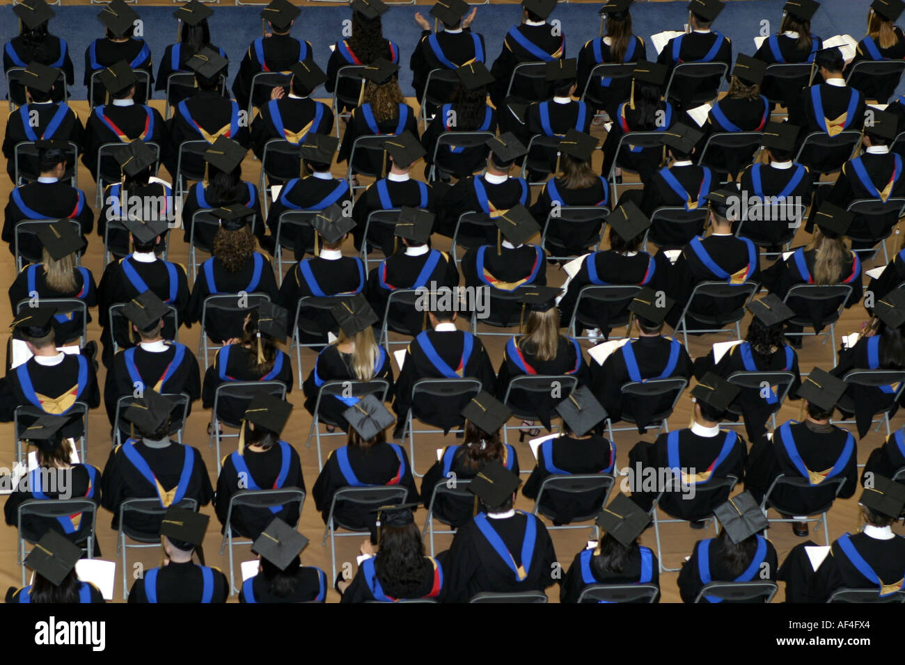 Horizontale Sitzgelegenheit in einem großen auditorium Stockfoto