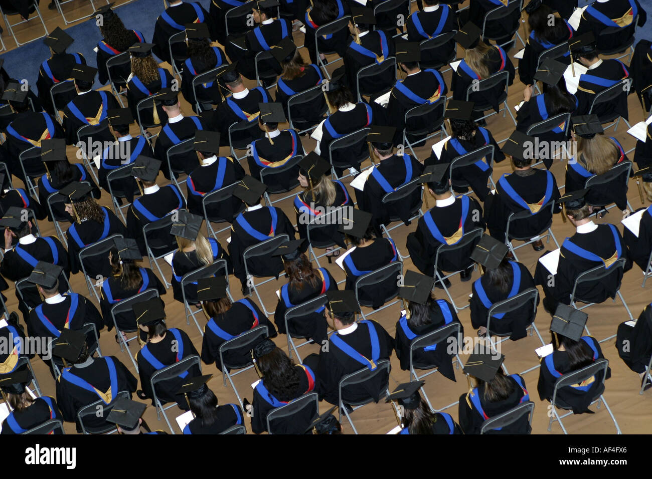 Horizontale Sitzgelegenheit in einem großen auditorium Stockfoto