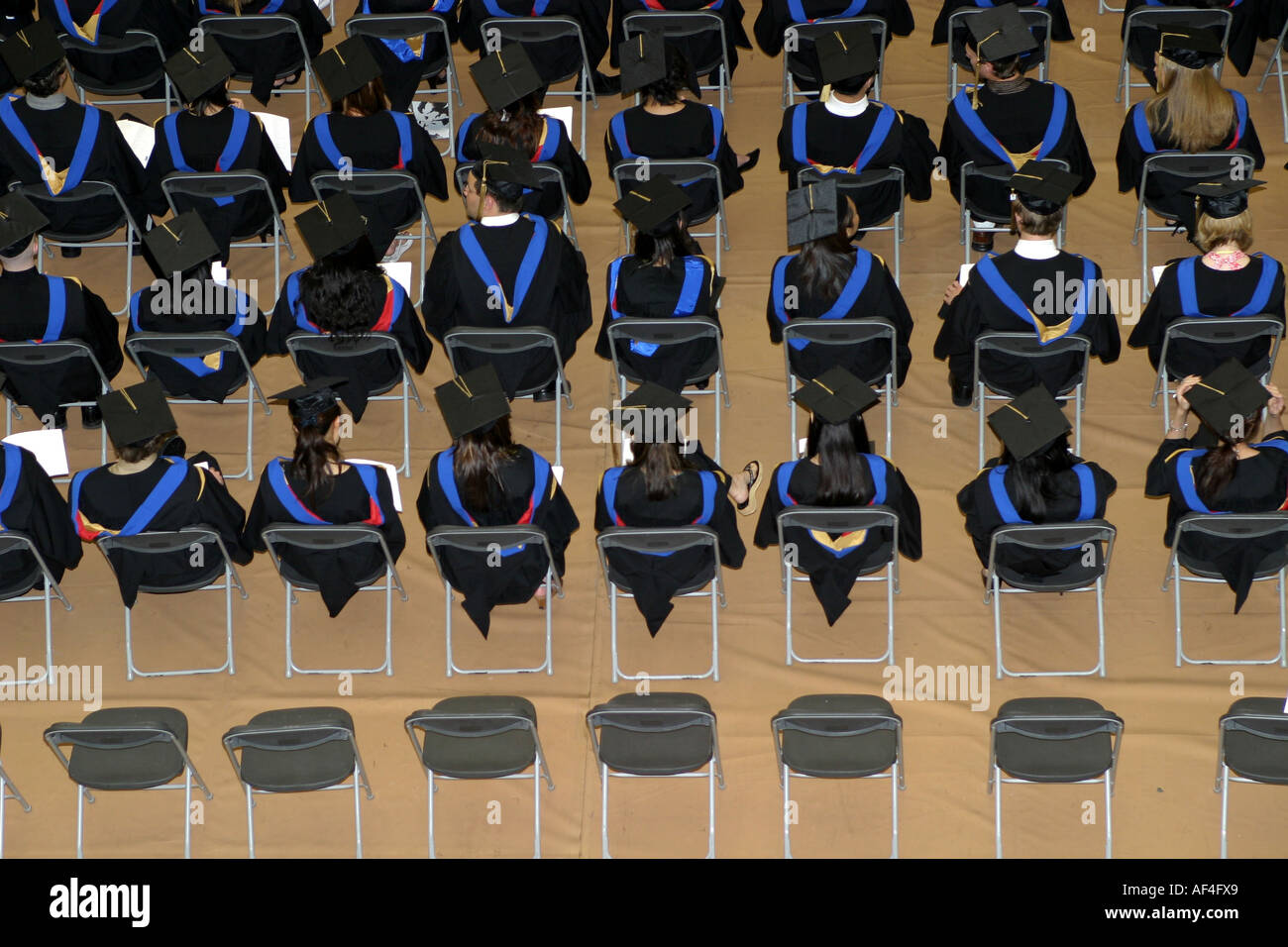 Horizontale Sitzgelegenheit in einem großen auditorium Stockfoto