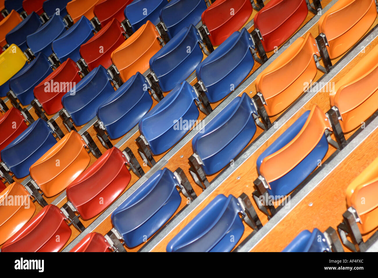 Horizontale Sitzgelegenheit in einem großen auditorium Stockfoto