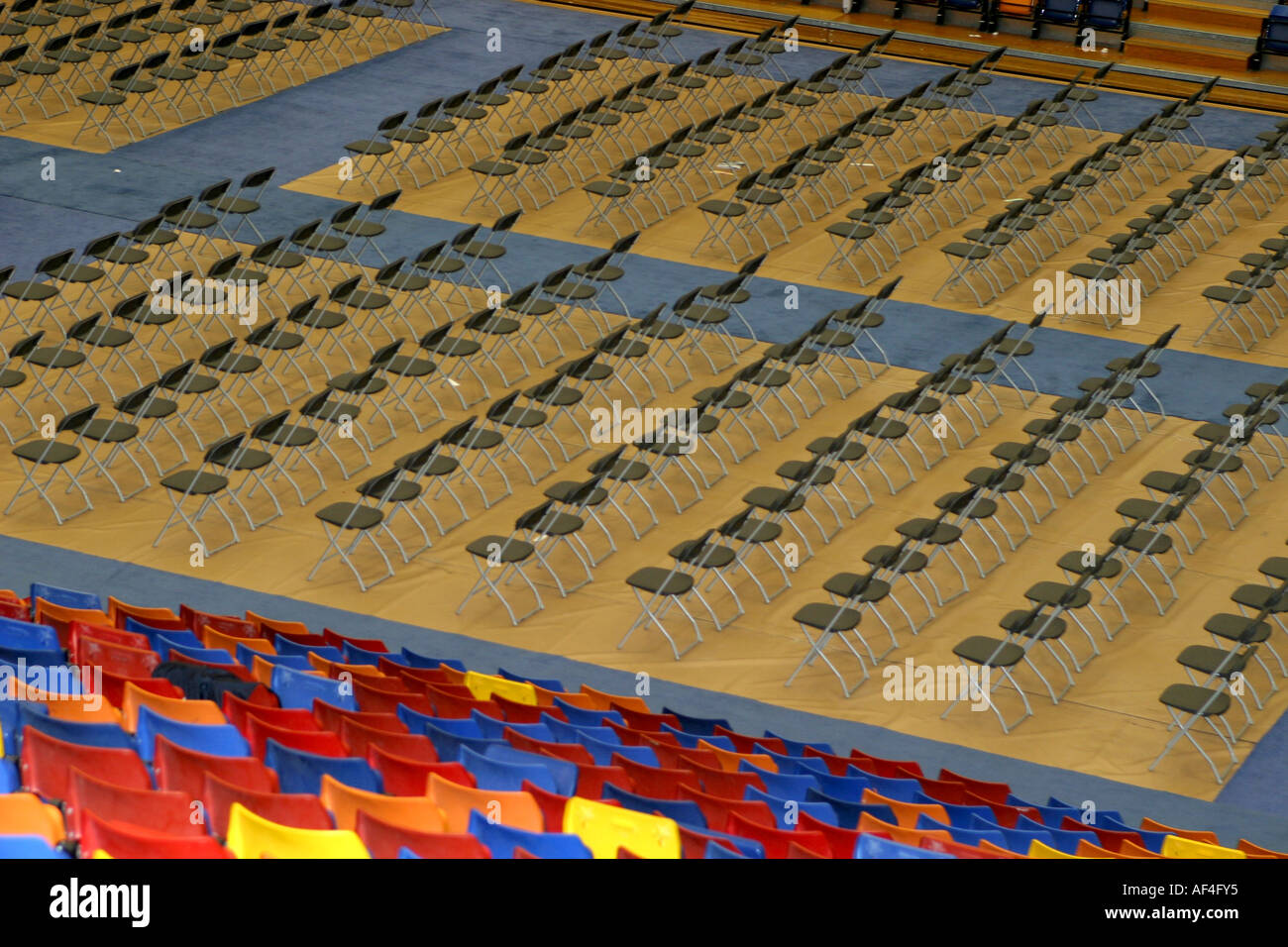 Horizontale Sitzgelegenheit in einem großen auditorium Stockfoto