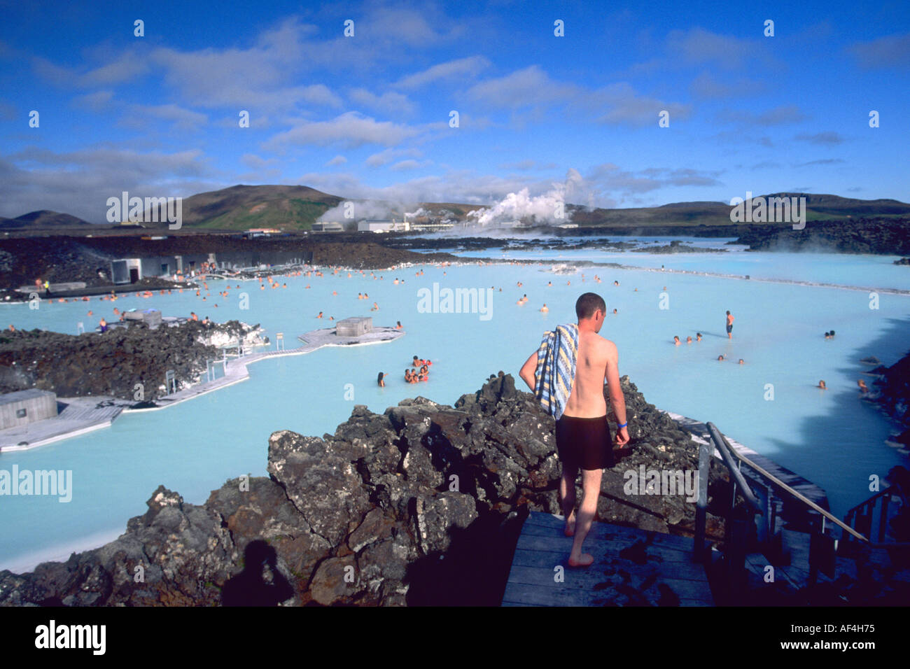 Blaue Lagune Geothermische Spa Pool Im Sommer Bei Tag Tageslicht Sonne Sonnenschein In Der Nahe Von Reykjavik Island Europa Stockfotografie Alamy