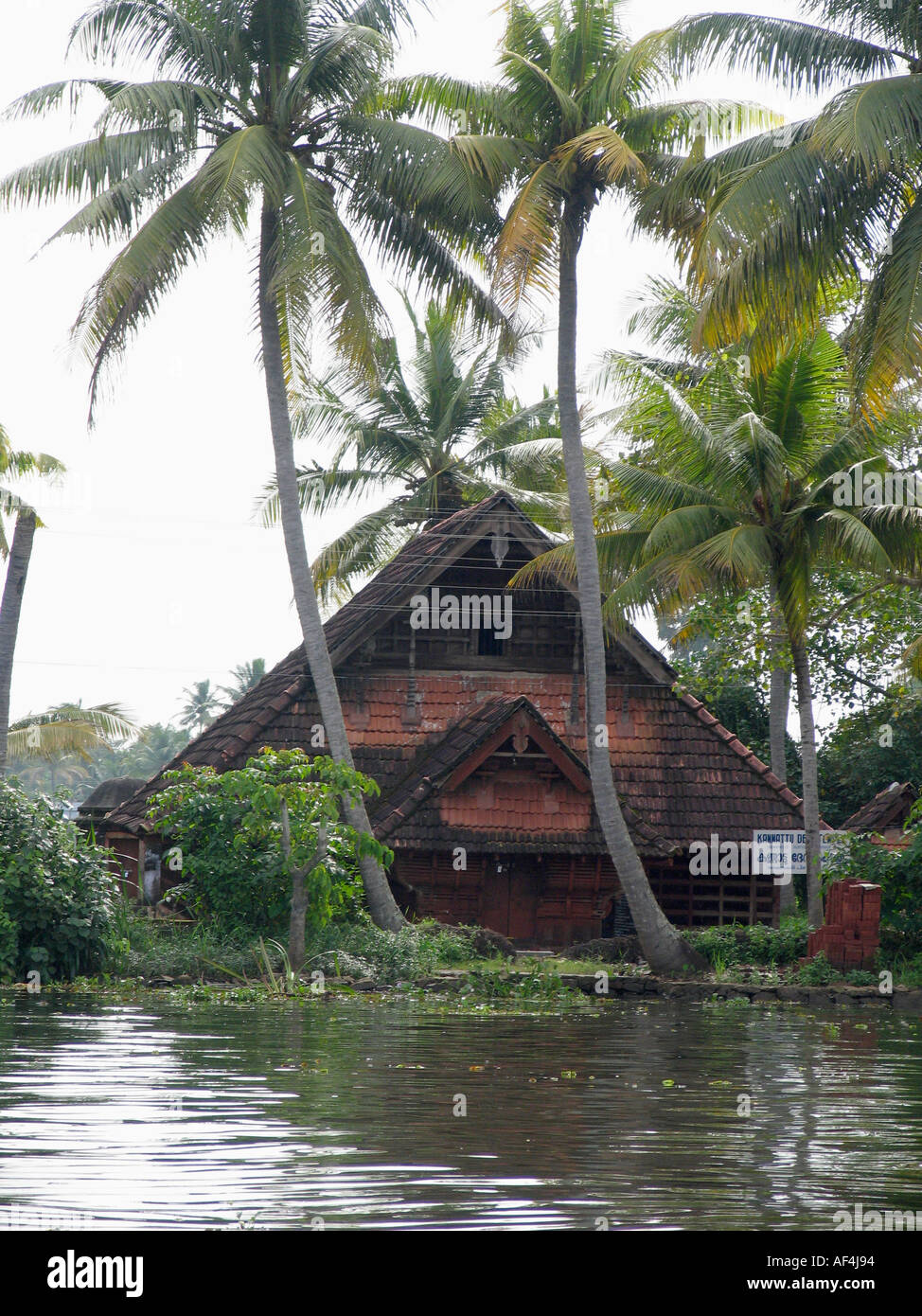 Landschaft-Haus in den hinteren Gewässern von Kerala. Indien Stockfoto