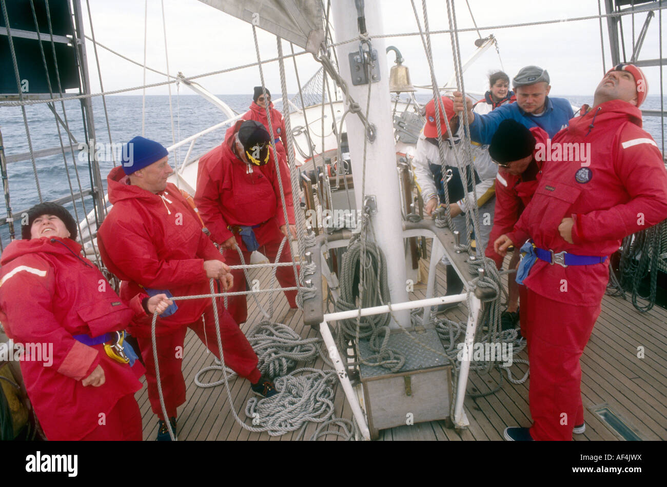 Sail Training Rekruten an Bord des britischen 1971 Brig Royalist. Stockfoto